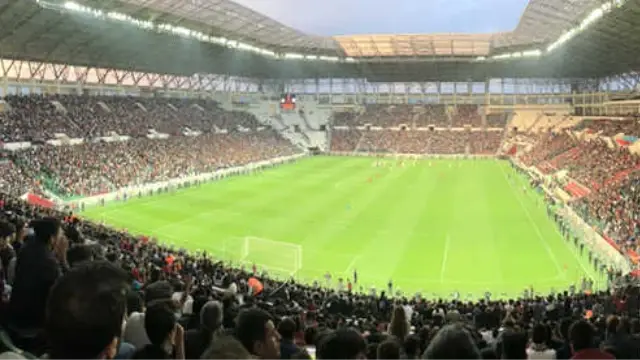 3. Lig maçında 33 bin kişilik stat doldu 12