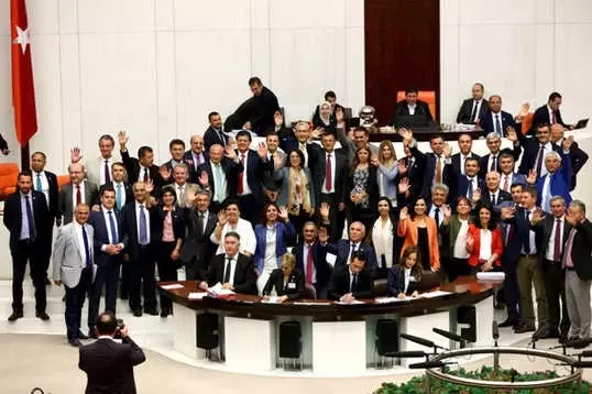 Meclis Tatile Girdi