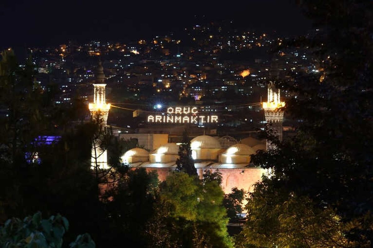 Bursa'da Tarihi Ulucami'ye Mahyalar Böyle Asıldı