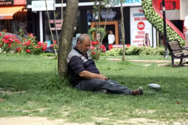 Ramazan'ın İlk Gününde Vatandaşlar Gölgelik Alanlara Akın Etti