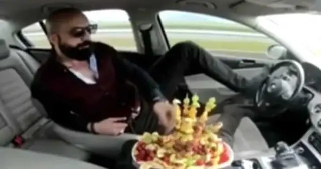 Trafik Magandasına Tepki Yağdı! Direksiyonu Ayağıyla Kontrol Etti