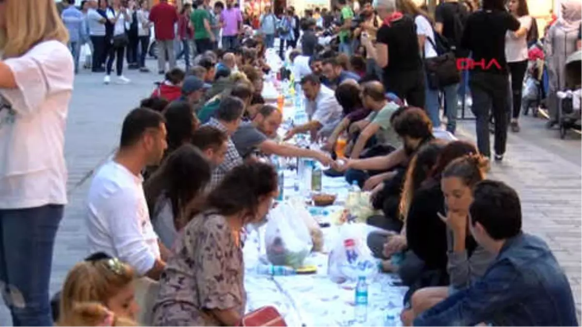 Yeryüzü Sofrası İlk İftarı Galatasaray Meydanı'nda Açtı