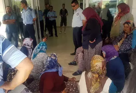 Aliağa'da Köylülerden Arazi Satışı ve Yol Yapımı Tepkisi Aliağa'da Köylülerden Arazi Satışı ve Yol Yapımı Tepkisi