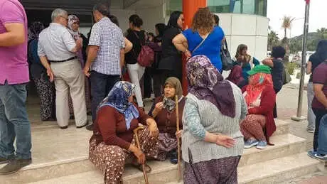 Aliağa'da Köylülerden Arazi Satışı ve Yol Yapımı Tepkisi Aliağa'da Köylülerden Arazi Satışı ve Yol Yapımı Tepkisi