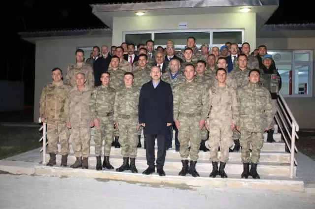 Bakan Soylu İran Sınırında Mehmetçik ile Sahur Yaptı Bakan Soylu İran Sınırında Mehmetçik ile Sahur Yaptı