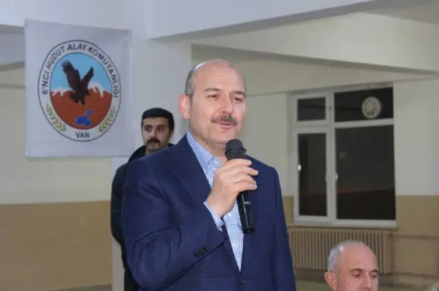Bakan Soylu İran Sınırında Mehmetçik ile Sahur Yaptı Bakan Soylu İran Sınırında Mehmetçik ile Sahur Yaptı