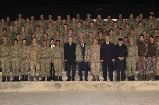 Bakan Soylu İran Sınırında Mehmetçik ile Sahur Yaptı Bakan Soylu İran Sınırında Mehmetçik ile Sahur Yaptı