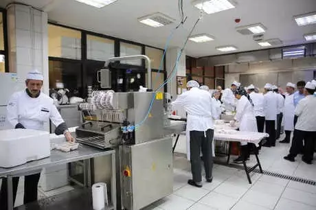 Beyoğlu Belediyesi Vatandaşlara Sıcak Yemek Ulaştırmak İçin Çalışıyor