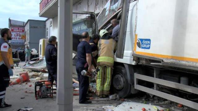 Büyükçekmece'de Sürücüsünün Direksiyon Hakimiyetini Kaybettiği Kamyon İş Yerine Girdi