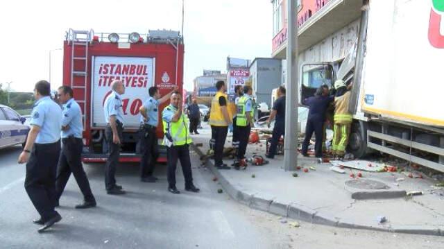 Büyükçekmece'de Sürücüsünün Direksiyon Hakimiyetini Kaybettiği Kamyon İş Yerine Girdi