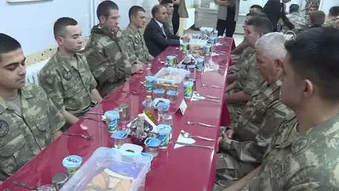 Canikli'den Sınırın 'Sıfır Noktası'Nda Mehmetçikle İftar (3) Canikli'den Sınırın 'Sıfır Noktası'Nda Mehmetçikle İftar (3)