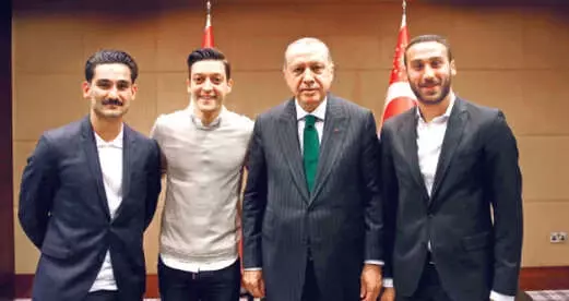 Futbolcuların Cumhurbaşkanı Erdoğan'ı Ziyareti, ABD Basınını da Rahatsız Etti Futbolcuların Cumhurbaşkanı Erdoğan'ı Ziyareti, ABD Basınını da Rahatsız Etti