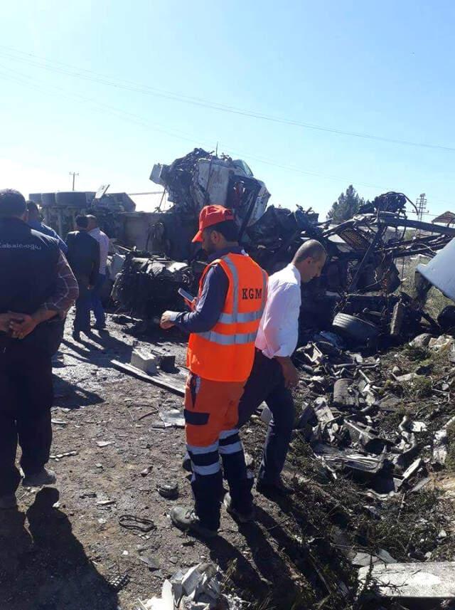 Hafriyat Tırları Kafa Kafaya Çarpıştı: 2 Ölü