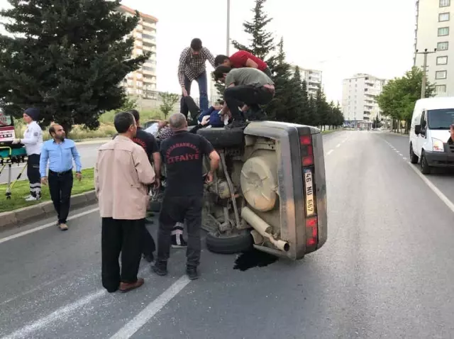 Kontrolden Çıkan Otomobil Ağaçlara Çarparak Durabildi