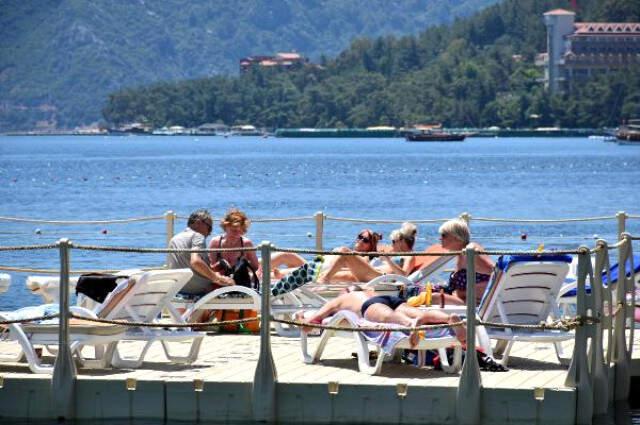 Ramazan Başladı, Marmaris'te Sahiller Turistlere Kaldı
