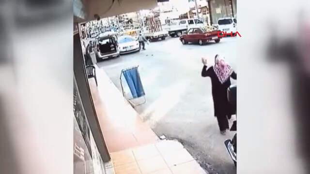 Anbean Kamerada! Vatandaşın Dikkatiyle Küçük Kız Arabanın Altında Kalmaktan Kurtuldu