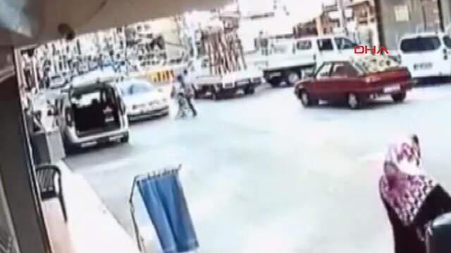 Anbean Kamerada! Vatandaşın Dikkatiyle Küçük Kız Arabanın Altında Kalmaktan Kurtuldu