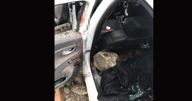 Dağdan Kopan Kaya Parçası, Otomobil Sürücüsünü Ağır Yaraladı