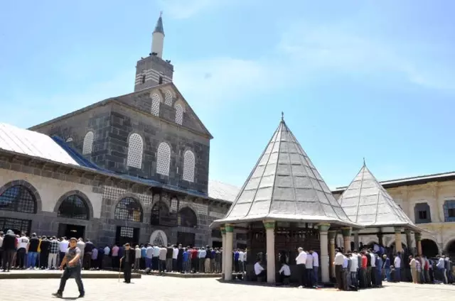 Güneydoğu'da Binler Ramazan'ın İlk Cumasında Camiye Akın Etti