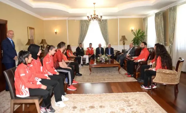 Milli Sporculardan Vali Azizoğlu'na Ziyaret Milli Sporculardan Vali Azizoğlu'na Ziyaret