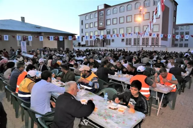 Tuşba Belediyesi'nin 'Kardeşlik Sofrasına' Yoğun İlgi Tuşba Belediyesi'nin 'Kardeşlik Sofrasına' Yoğun İlgi