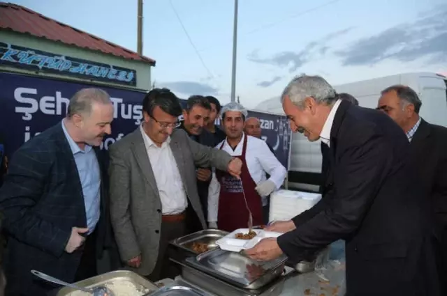 Tuşba Belediyesi'nin 'Kardeşlik Sofrasına' Yoğun İlgi Tuşba Belediyesi'nin 'Kardeşlik Sofrasına' Yoğun İlgi