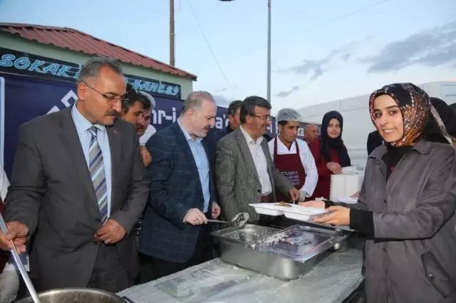 Tuşba Belediyesi'nin 'Kardeşlik Sofrasına' Yoğun İlgi Tuşba Belediyesi'nin 'Kardeşlik Sofrasına' Yoğun İlgi