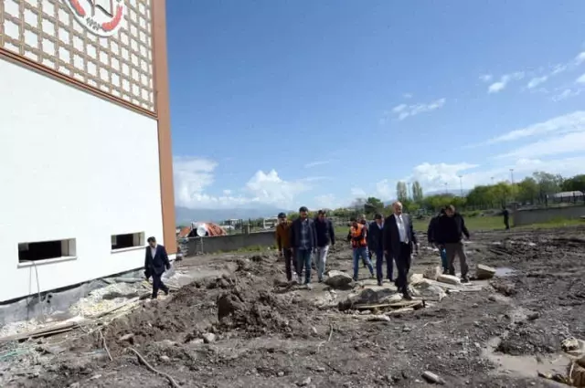 Vali Azizoğlu, İnşaatı Devam Eden Okulları İnceledi Vali Azizoğlu, İnşaatı Devam Eden Okulları İnceledi