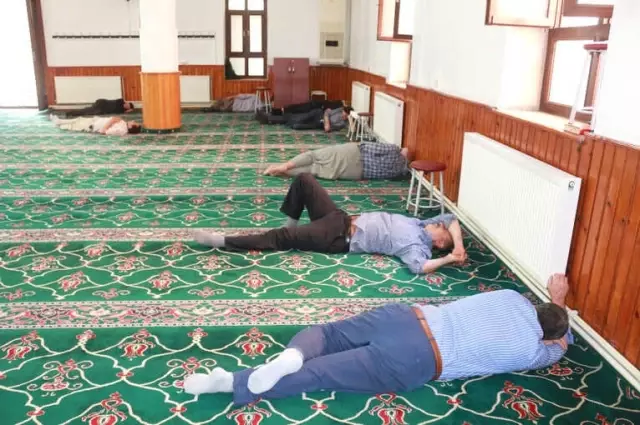 Vatandaşlar Serinlemek İçin Camiye Koşuyor