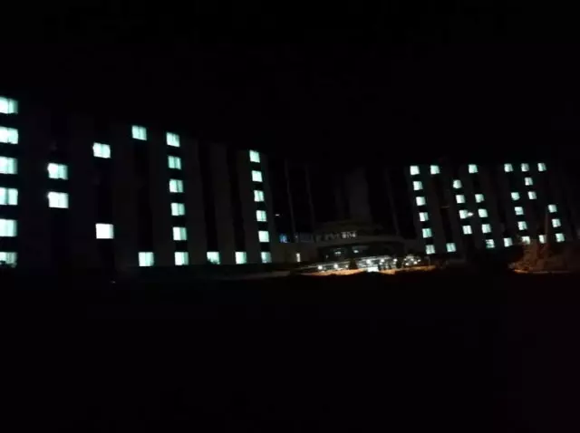 Yüzlerce Öğrenci Kaldıkları Binayı