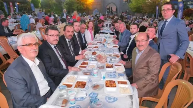 AK Parti Teşkilatları İftarda Buluştu AK Parti Teşkilatları İftarda Buluştu