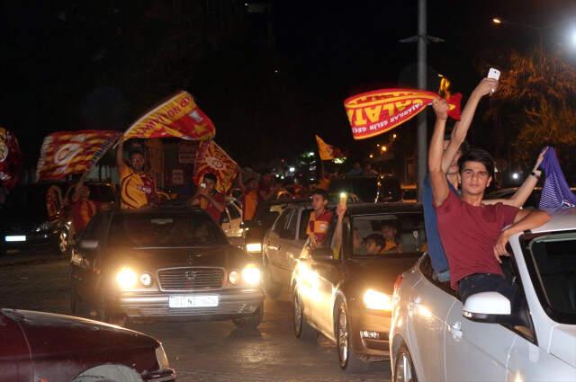 Galatasaray Şampiyon Oldu, Taraftar Sokaklara Döküldü