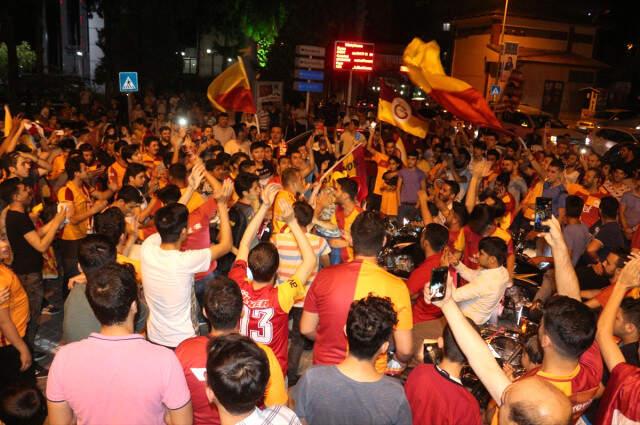 Galatasaray Şampiyon Oldu, Taraftar Sokaklara Döküldü
