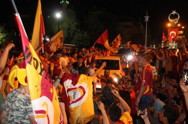 Galatasaray Şampiyon Oldu, Taraftar Sokaklara Döküldü