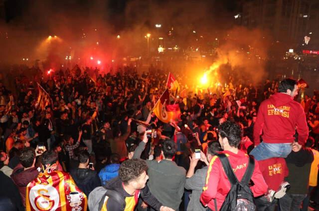 Galatasaray Şampiyon Oldu, Taraftar Sokaklara Döküldü