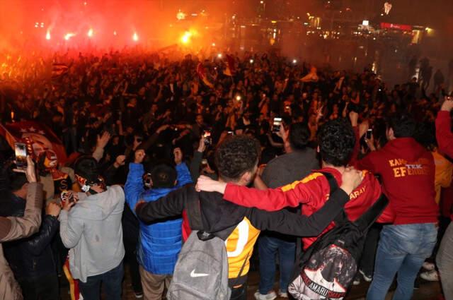 Galatasaray Şampiyon Oldu, Taraftar Sokaklara Döküldü