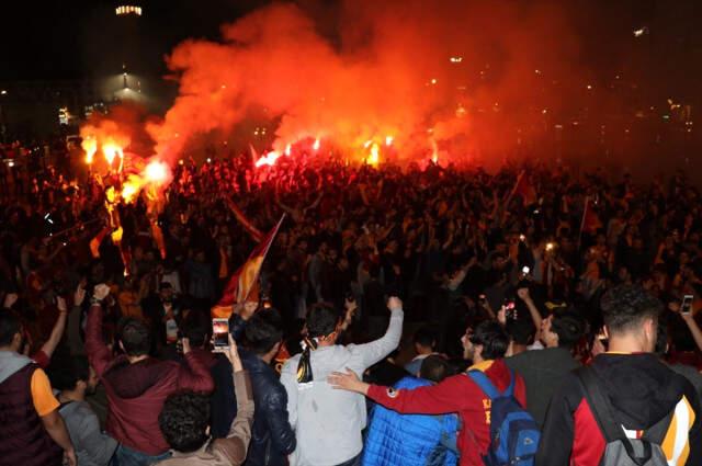 Galatasaray Şampiyon Oldu, Taraftar Sokaklara Döküldü