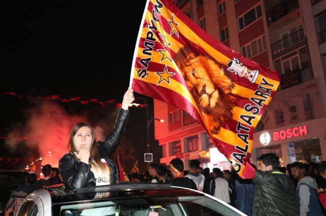 Galatasaray Şampiyon Oldu, Taraftar Sokaklara Döküldü