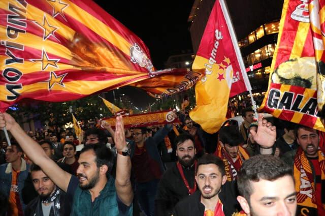 Galatasaray Şampiyon Oldu, Taraftar Sokaklara Döküldü
