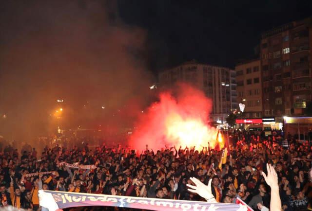 Galatasaray Şampiyon Oldu, Taraftar Sokaklara Döküldü