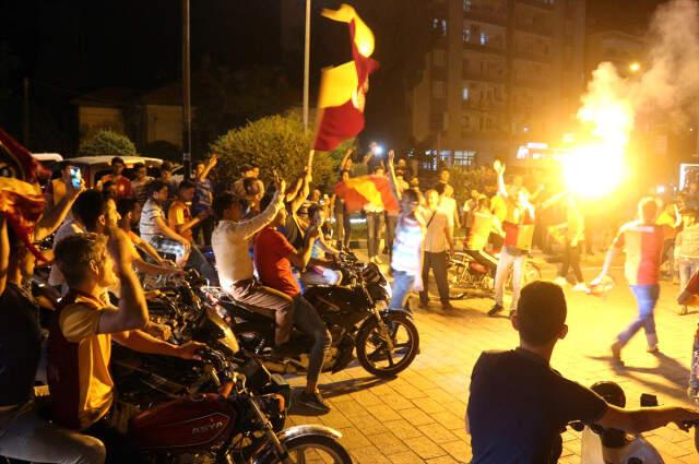Galatasaray Şampiyon Oldu, Taraftar Sokaklara Döküldü