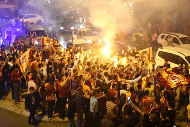 Galatasaray Şampiyon Oldu, Taraftar Sokaklara Döküldü