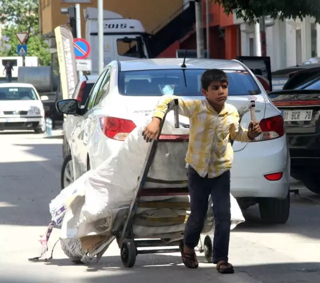 Küçük Çocuğun Ekmek Mücadelesi