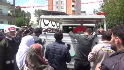 Muş Şehit Asteğmen, Muş'ta Gözyaşlarıyla Toprağa Verildi Muş Şehit Asteğmen, Muş'ta Gözyaşlarıyla Toprağa Verildi