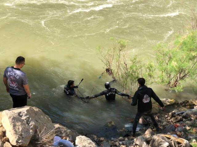 Artvin'de Otomobil, Çoruh Nehrine Uçtu: 1 Kişinin Cesedi Çıkarıldı, 2 Kişi Kayıp