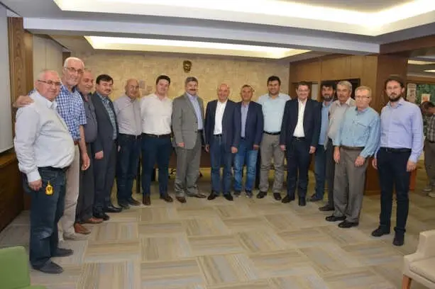 Belediye Başkanı Akçadurak'tan Saraoğlu'na Plaket Belediye Başkanı Akçadurak'tan Saraoğlu'na Plaket