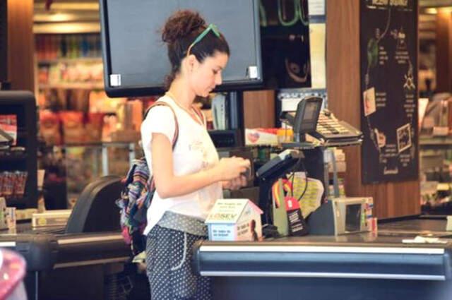 Beren Saat Alyansını Çıkardı