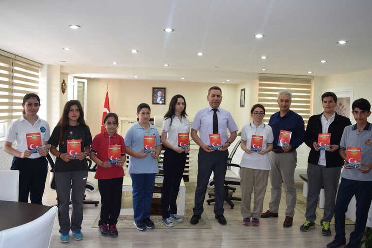 Öğrencilerden 'Uyanan Türkiye'm-15 Temmuz Destan' Kitabı