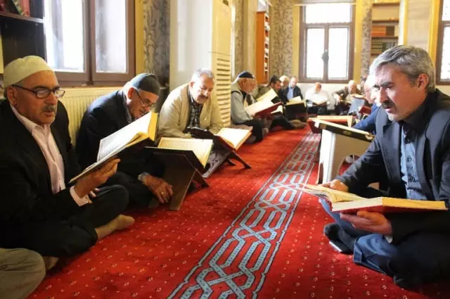 Ramazan Ayının 14 Asırlık 'Mukabele' Geleneği Ramazan Ayının 14 Asırlık 'Mukabele' Geleneği