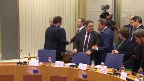Zuckerberg Özür Diledi - Brüksel Zuckerberg Özür Diledi - Brüksel